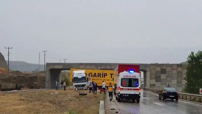 Tosya'da tır refüje çıktı: 1 yaralı