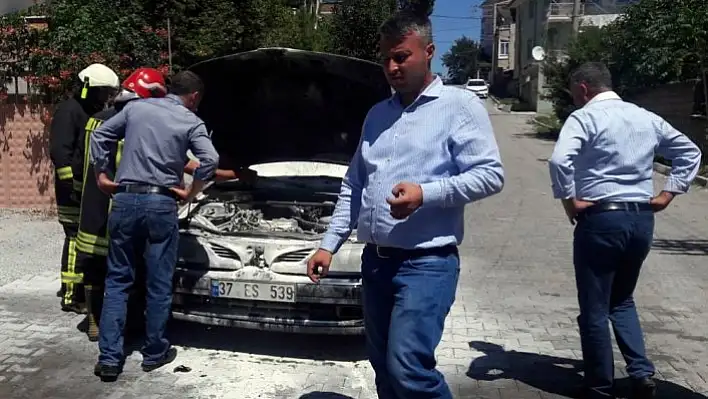 Polis karakolu karşısında otomobil yangını