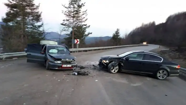 Kastamonu'da iki otomobil kafa kafaya çarpıştı