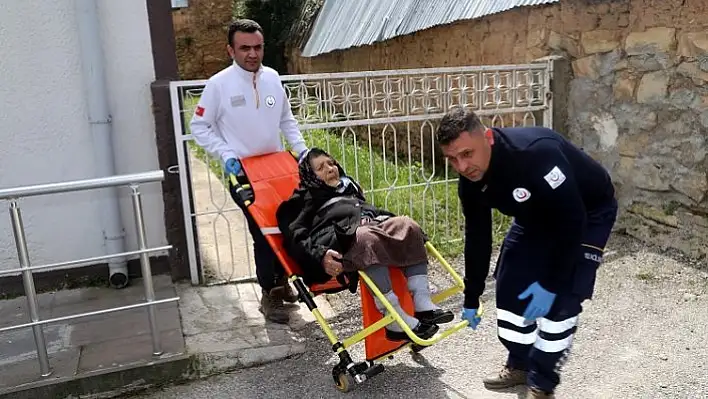 Oy kullanmaya ambulansla götürüldüler