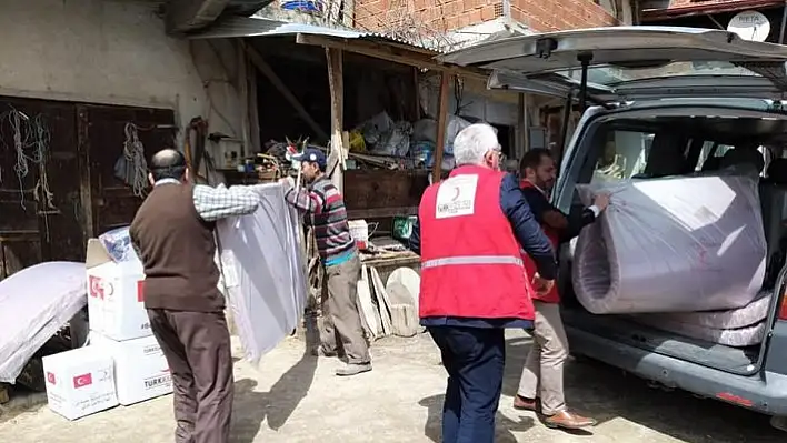 Taşköprü'deki yangınzedelere Kızılay'dan yardım