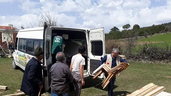 Kastamonu'da evi yanan aileye yardım