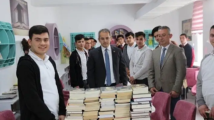 Kaymakam Pişkin, öğrencilerle kitap okudu