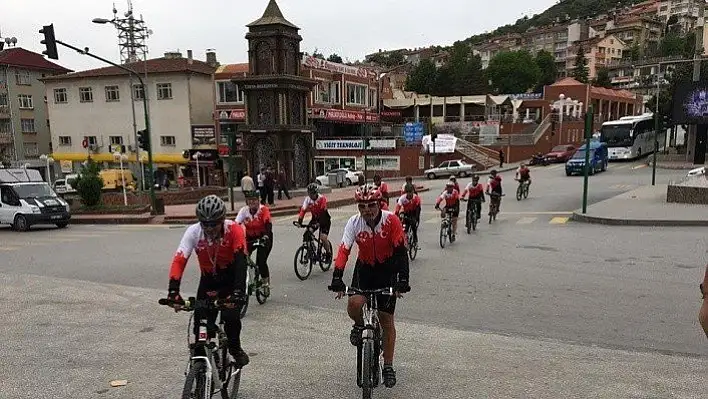 Samsun'a giden bisikletçiler Tosya'da mola verdi