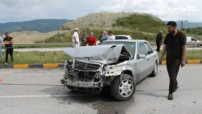 Tosya D100 karayolunda kaza ucuz atlatıldı