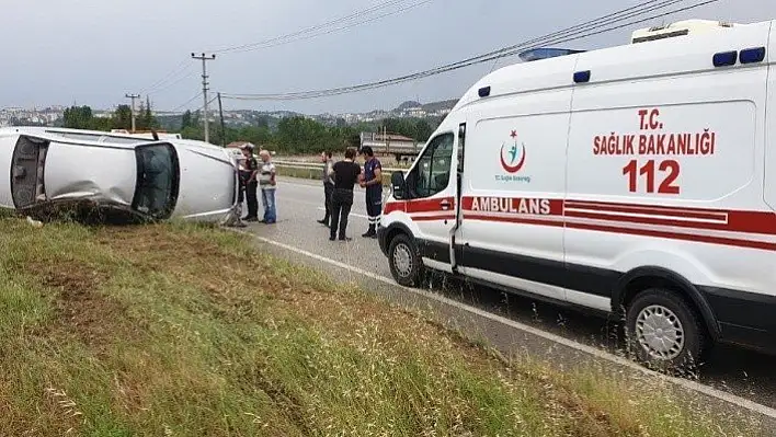 Tosya Sanayi Kavşağı'nda otomobil takla attı