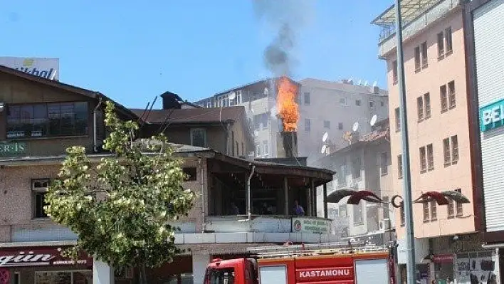 Belediye Caddesinde iş yerinin bacası tutuştu