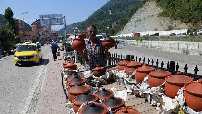 Çanakkale'de ürettiği güveçleri Kastamonu'da satıyor