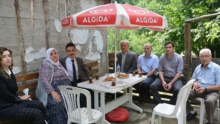 Kastamonu'da hükümlüler şehit mezarlarının temizliğini yaptı