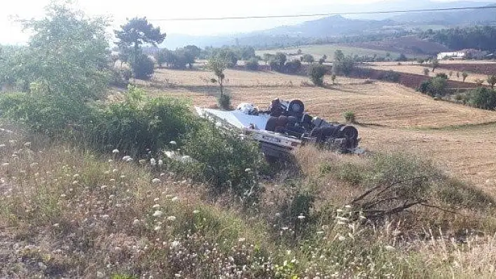 Kastamonu'da sunta yüklü tır tarlaya devrildi