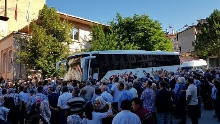 Tosya'dan ilk hac kafilesi dualarla uğurlandı