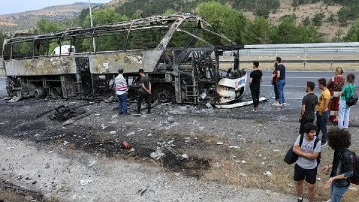 Seyir halindeki yolcu otobüsü yandı