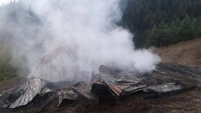 Kastamonu'da iki katlı yanarak kullanılamaz hale geldi