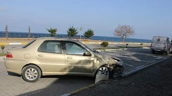 Otomobil aydınlatma direğine çarptı: 1 yaralı