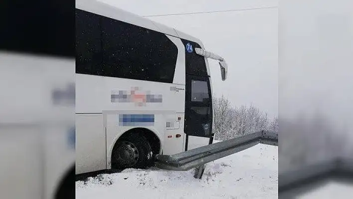 Yolcu otobüsünün şarampole yuvarlanmasını bariyerler engelledi