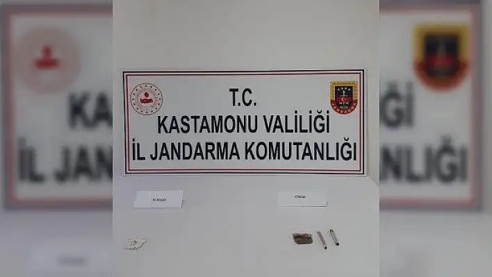 Otomobilde uyuşturucu kullanırken jandarmaya yakalandı