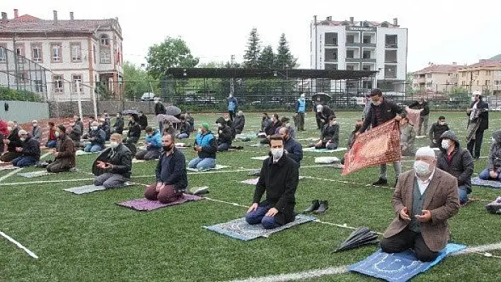 Cide'de cuma namazı stadyumda kılındı