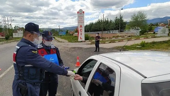 Kastamonu'da jandarmadan sürücülere şeker ikramı