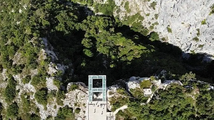 Çatak Kanyonu cam terası ziyaretçilerinin nefesini kesiyor