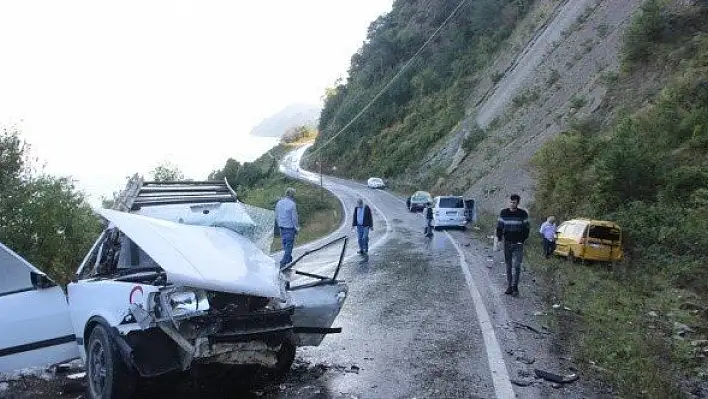 İnebolu'da üç araç birbirine girdi: 1 yaralı