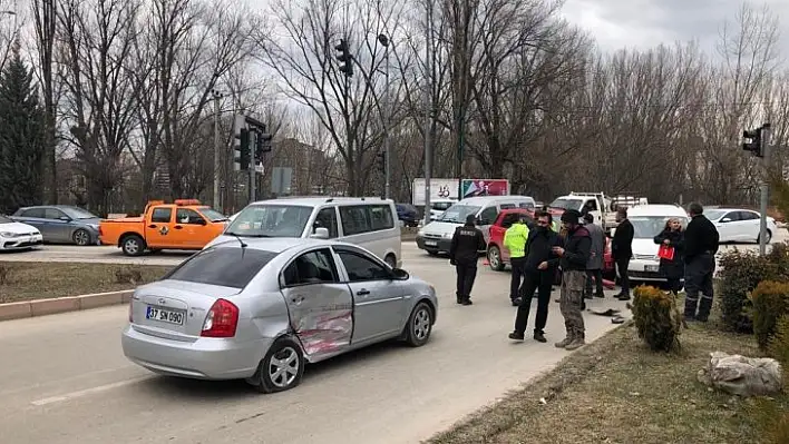 3 otomobil kavşakta çarpıştı: 1 yaralı