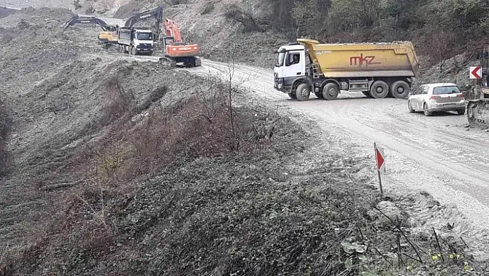 4 gündür kapalı olan yolda çalışmalar sürüyor