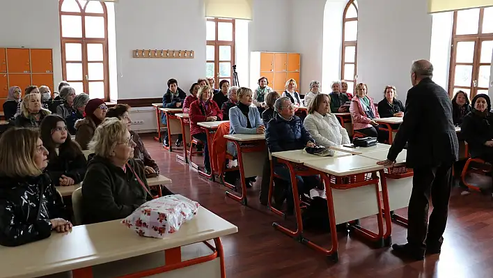 53 yıl önce okudukları okulda bir araya geldiler