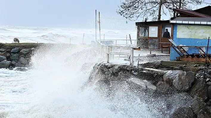 6 metreye ulaşan dalgalar sahilde hasar oluşturdu