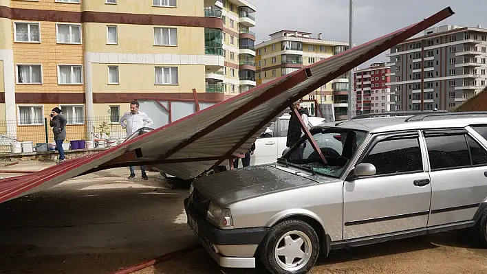 72 yerde çatı uçtu, 6 kişi yaralandı