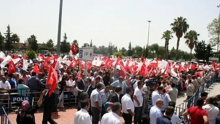 Adanalılar Başbakan Erdoğan'ı havaalanında bekliyor