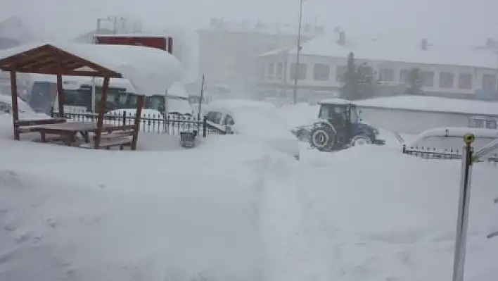 Ağlı'da Kar Yağışı Tüm Ulaşımı Kesti 