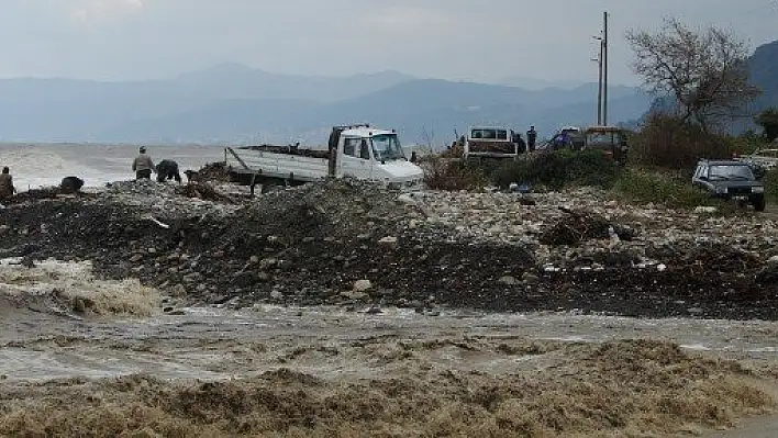 Akçay'da sel HES borularını söktü