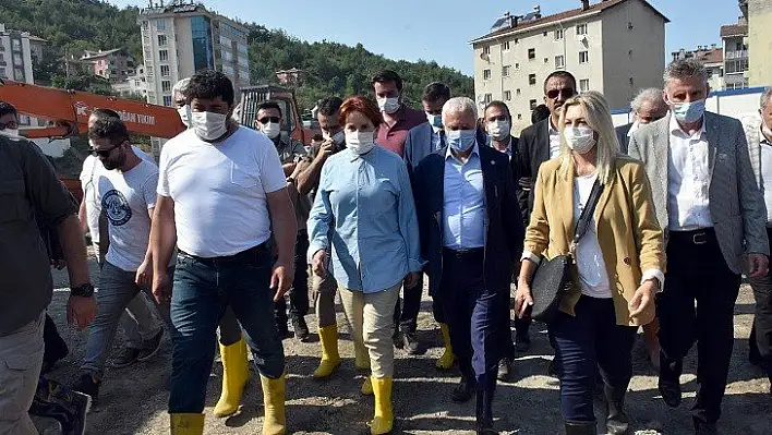 Akşener, sel bölgesi Bozkurt'u ziyaret etti