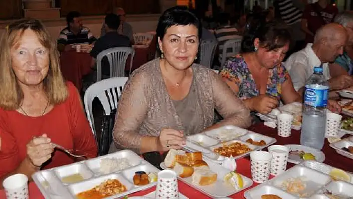 Alanya'da yaşayan yabancılara cami avlusunda iftar