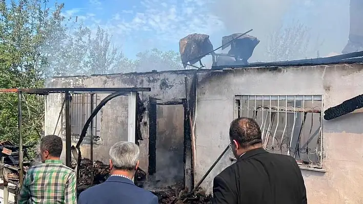 Faciadan dönüldü! Tek katlı ev kül oldu