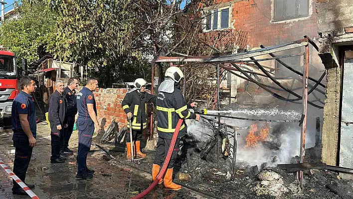 Garaj yangını iki evi küle çeviriyordu