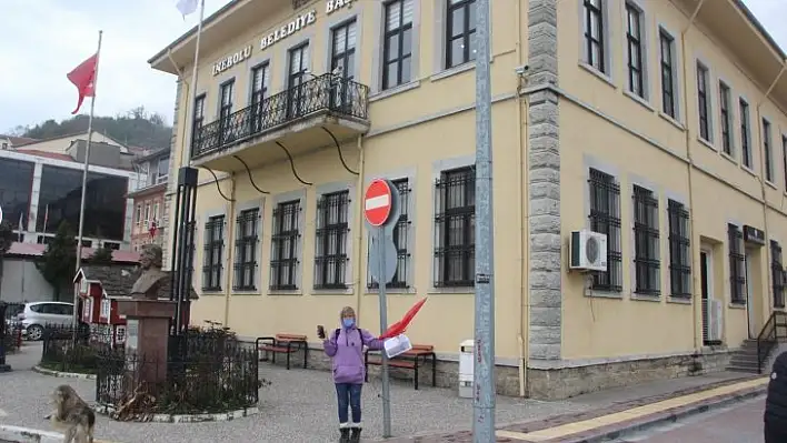 Alınan karar sonrası kendini belediyenin önüne zincirledi