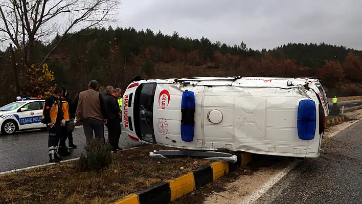 Ambulans kazası: 3 yaralı