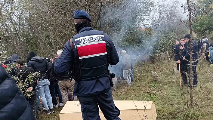 Annesini öldürüp intihar etmişti! Toprağa verildi