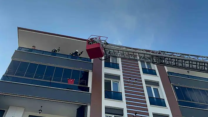 Apartman dairesinde korkutan yangın