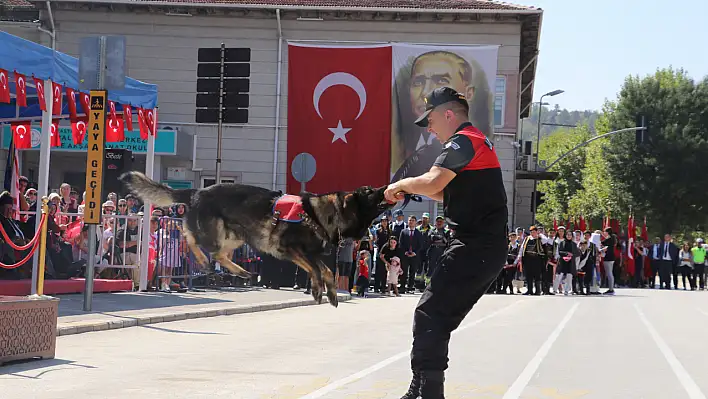 Arama kurtarma köpeklerinin gösterisi ilgiyle izlendi