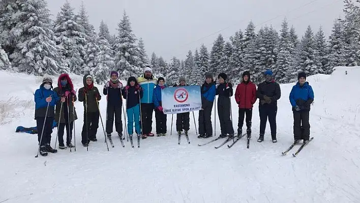 Asfaltta antrenman yapan kayakçılar kara kavuştu