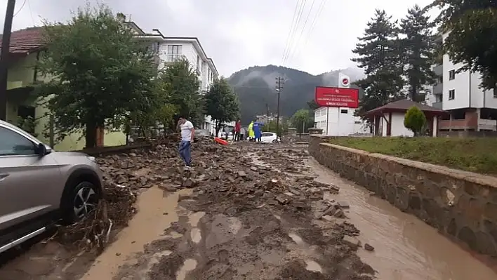 Azdavay'da çay taştı, birçok araç ve işyeri su altında kaldı