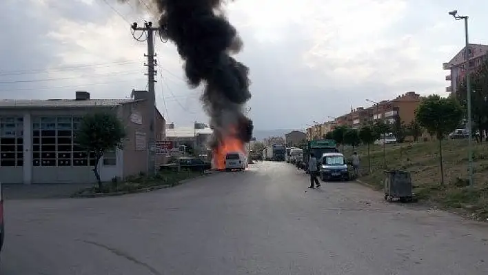 Aşırı sıcaklar trafo patlattı, iki otomobil yandı