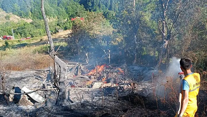 Azdavay'da ev ve ahır yandı