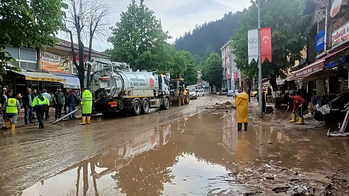 Azdavay'da yollar trafiğe açıldı