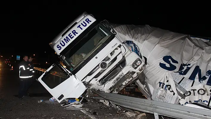 Bariyerlere çarptı! Sürücü yaralandı