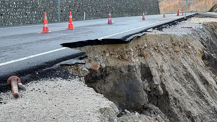 Bartın-Kastamonu yolunun bir bölümü çöktü