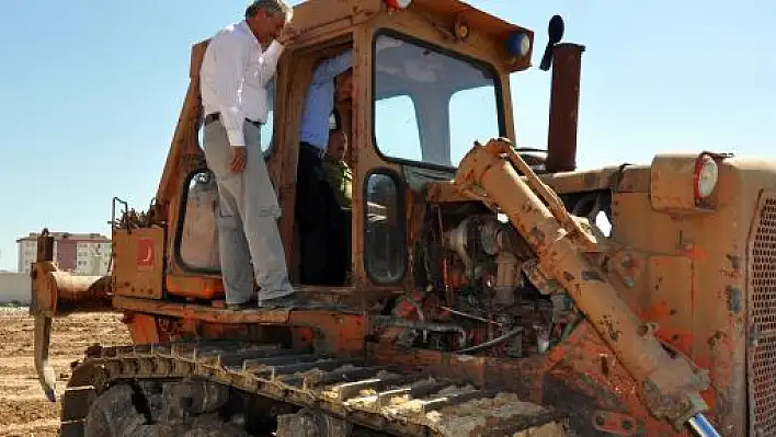  Başkan Topçuoğlu dozer kullandı