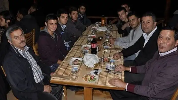 Başkandan MYO Öğrencilerine Yemek 